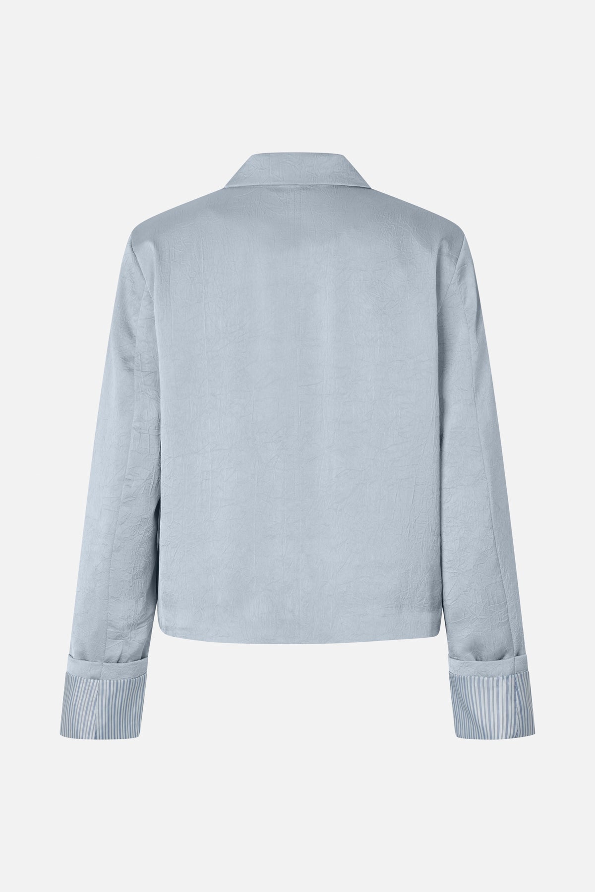 Rückansicht einer blassblauen, gekräuselten Bluse mit spitzem Kragen und blau-weiß gestreiften Manschetten.