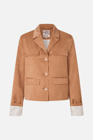 Frontalansicht eines kamelbraunen Blazers mit knitteriger Struktur, gekerbtem Revers, vier aufgesetzten Taschen und gestreiften, umgeschlagenen Manschetten.
