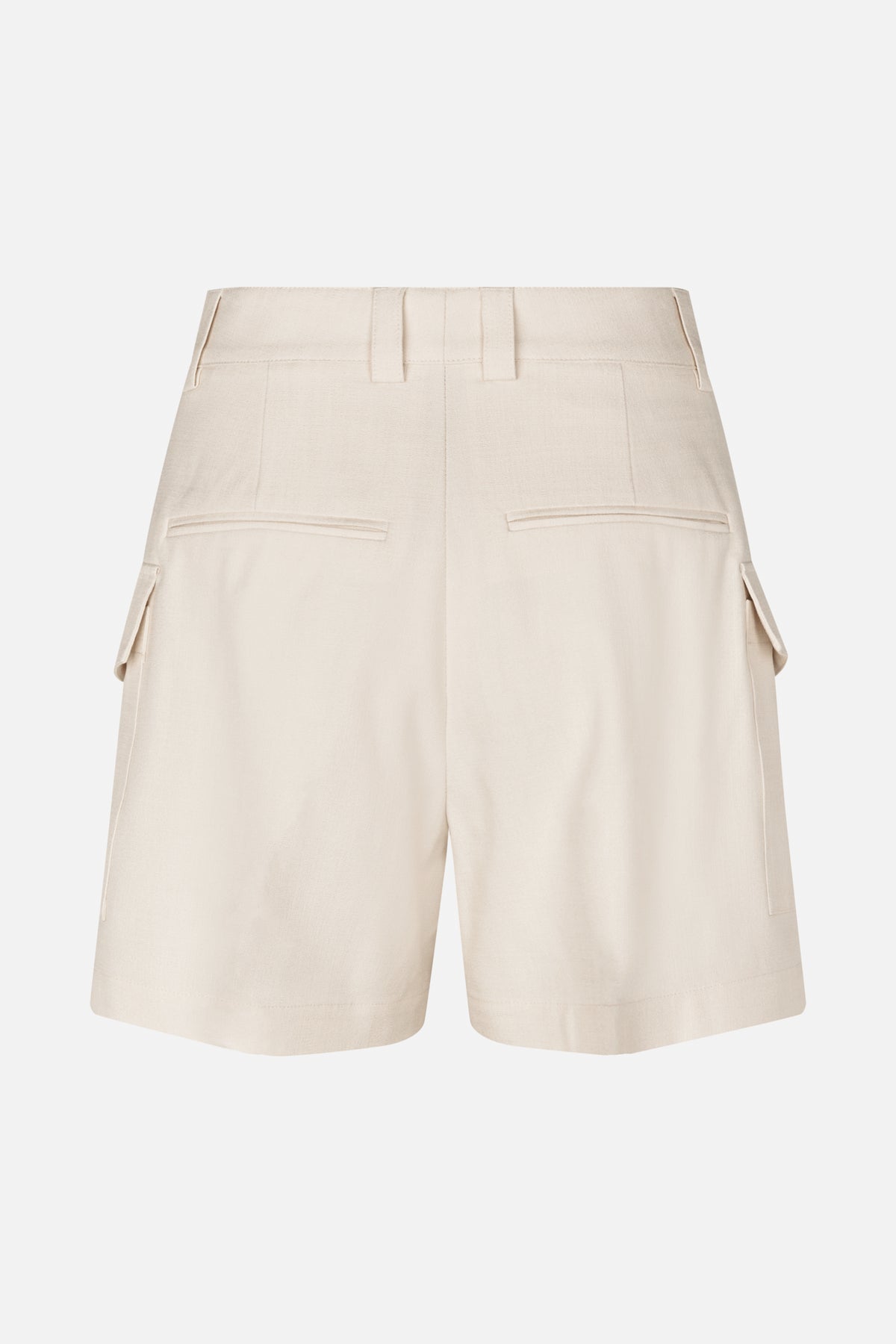 Rückansicht von cremefarbenen, taillierten Shorts mit Gürtelschlaufen, zwei Leistentaschen und seitlichen Pattentaschen.