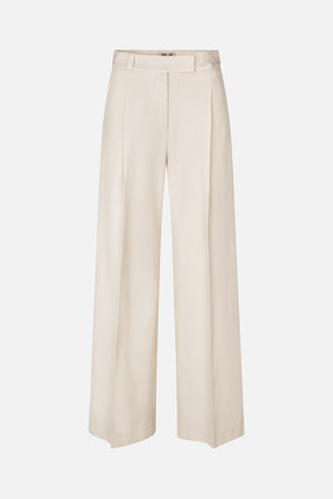 Vooraanzicht van een off-white, wijdvallende broek met een hoge tailleband, riemlussen en een verborgen gulp.