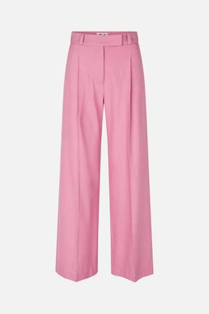 Vooraanzicht van een roze, getailleerde broek met wijde pijpen, riemlussen, verborgen gulp en gestreken plooien.