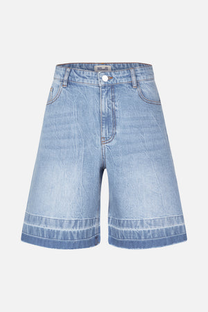 Vooraanzicht van lichtgewassen denimshorts met wijde pijpen, knoopsluiting, voorzakken en omgeslagen zomen.