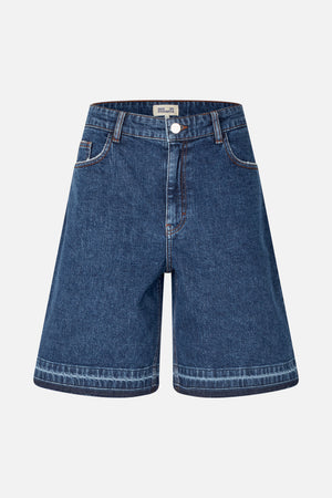 Vooraanzicht van donkerblauwe wijdvallende denimshorts met oranje contrasterende stiksels, riemlussen, voorzakken en vervaagde zomen.