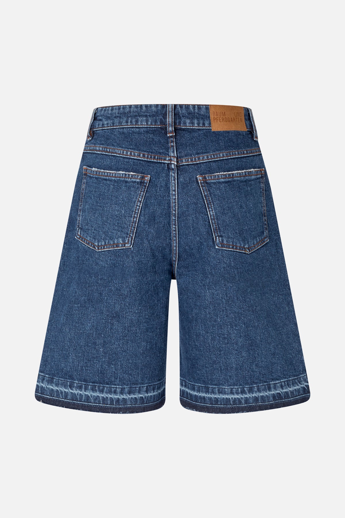 Achteraanzicht van wijd uitlopende donkerblauwe jeans met contrasterende stiksels, twee opgestikte zakken en een lichtbruin label op de tailleband.