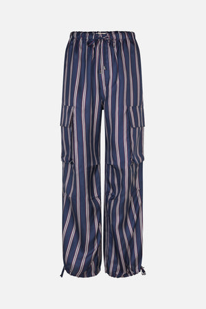 Vue de face d'un pantalon large bleu marine à rayures verticales bordeaux et blanches, taille élastiquée avec cordon et poches cargo à rabat.