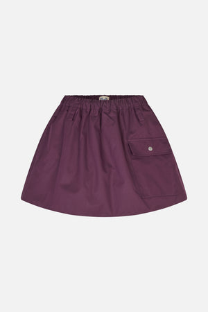 Vooraanzicht van een pruimkleurige A-lijnrok met gerimpelde elastische tailleband, schuine zakken en een cargozak met klep.