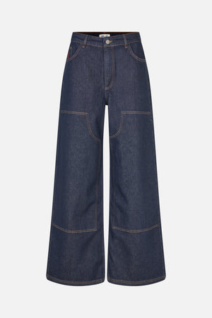 Vue de face d'un jean indigo foncé à coupe large, avec surpiqûres orange contrastantes et grandes poches plaquées sur les jambes.