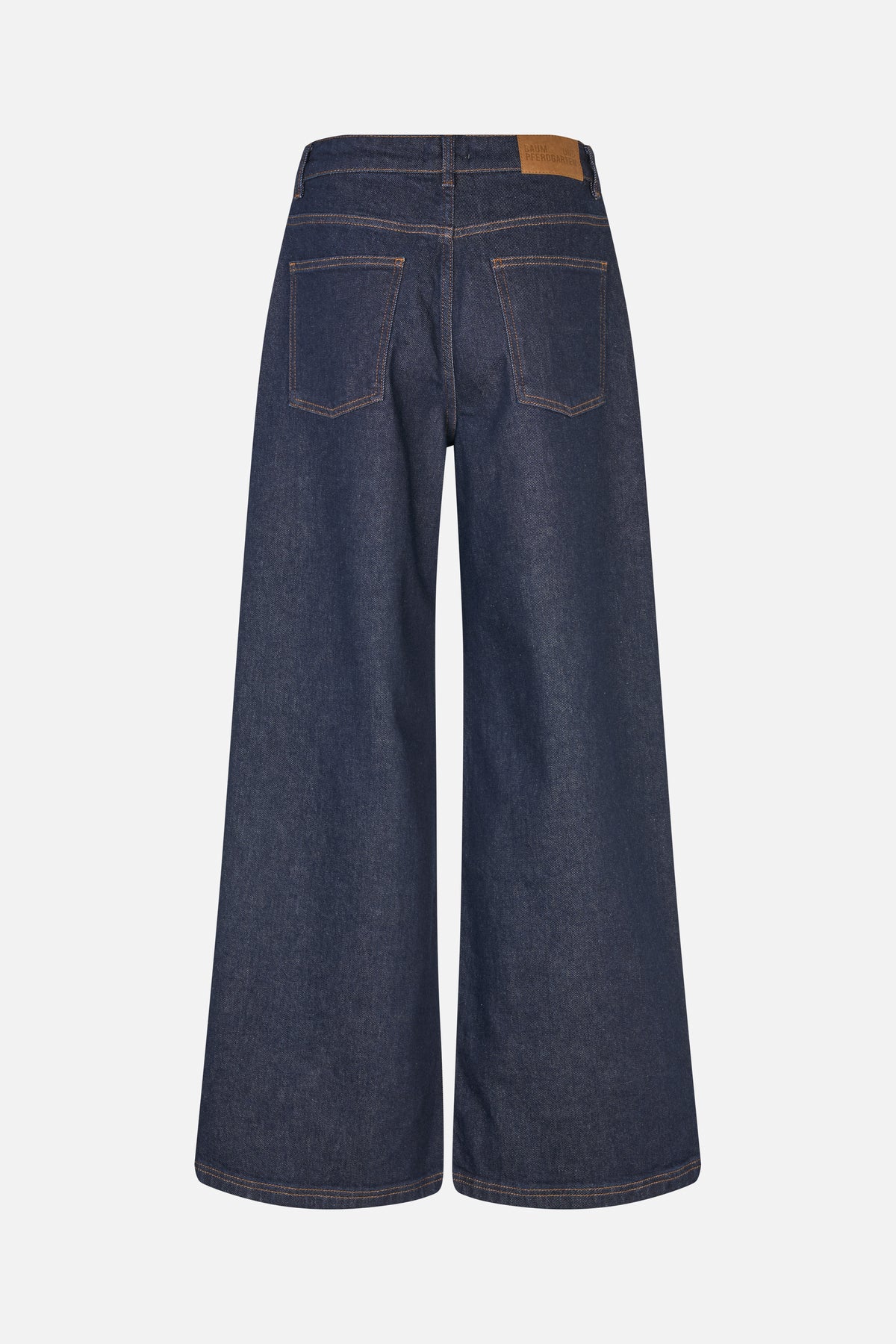 Vue de dos d'un jean à jambes larges indigo foncé avec deux poches plaquées, surpiqûres contrastantes et étiquette de taille beige.