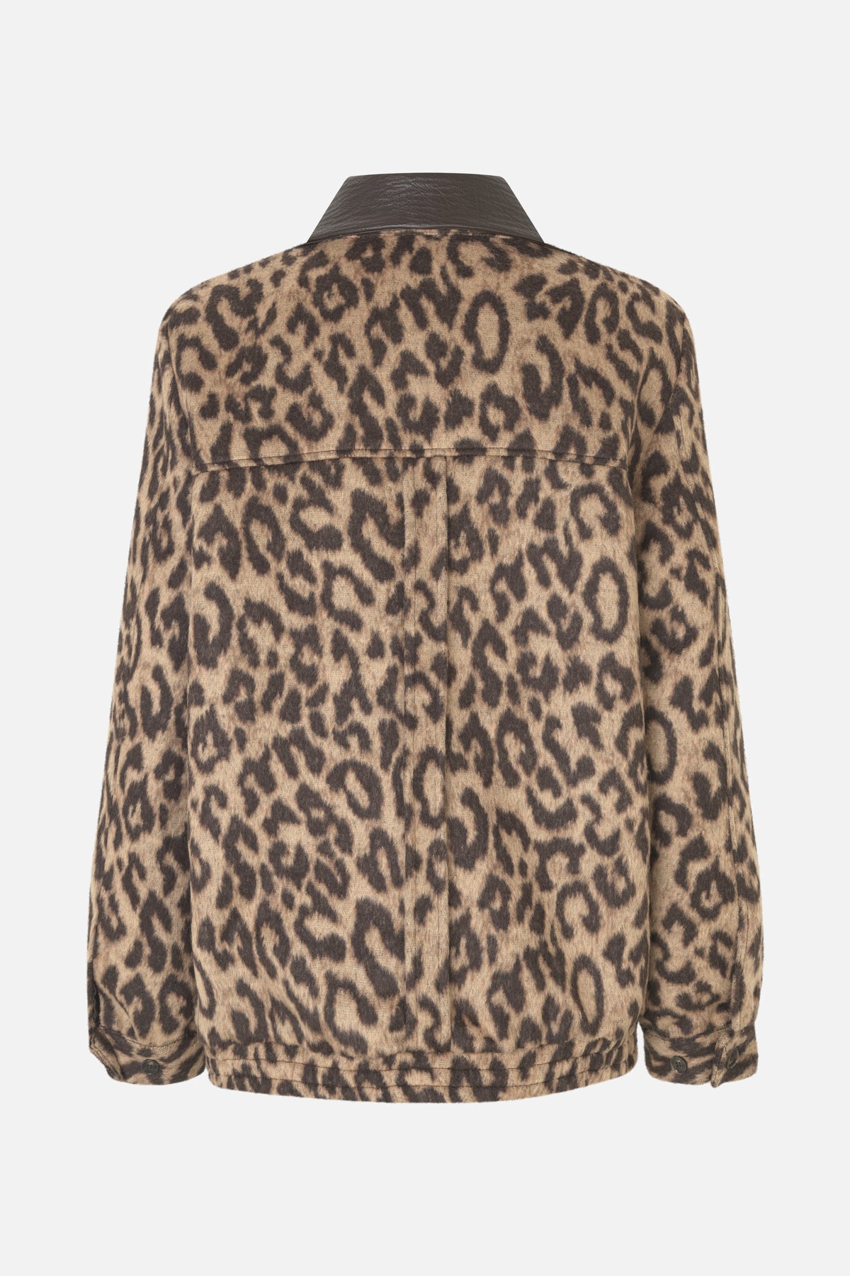 Achteraanzicht van een jasje met luipaardprint in beige en donkerbruin, met een contrasterende donkere kraag, achterpas en manchetten met knopen.