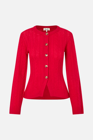 Vooraanzicht van een helderrood kabelgebreid vest met ronde hals, lange mouwen, geribde boorden en bruine knopen.