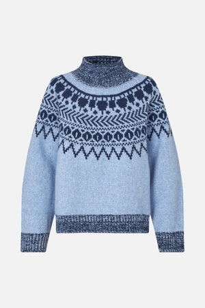 Vooraanzicht van een lichtblauwe gebreide trui met een marineblauwe geometrische Fair Isle-inzet en contrasterende donkere gemêleerde col, manchetten en boord.