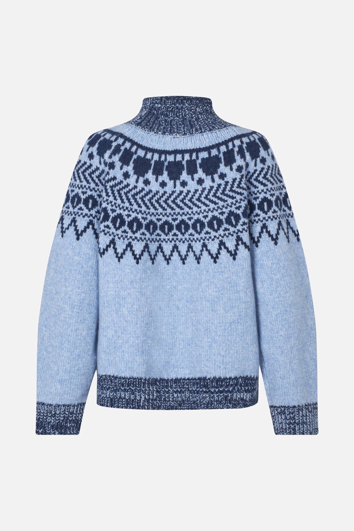 Voorzijde van een lichtblauwe gebreide trui met donkerblauw-wit Fair Isle-patroon, hoge geribde hals en geribde boorden en zoom.