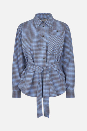Vooraanzicht van een blauw geruit overhemd met lange mouwen, knoopsluiting, borstzak en bijpassende ceintuur met strik.
