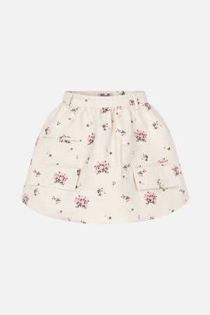 Vorderansicht: elfenbeinfarbener, ausgestellter Rock mit locker verteiltem rosa Blumenmuster, Gürtelschlaufen und großen aufgesetzten Taschen mit Knöpfen.