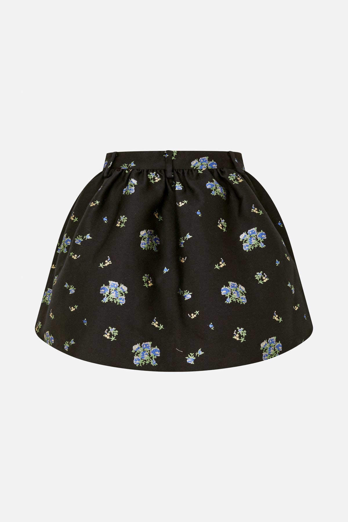 Zwarte uitlopende rok met een gerimpelde tailleband en verspreid geborduurde bloemen in blauw, crème en groen, gezien van voren.