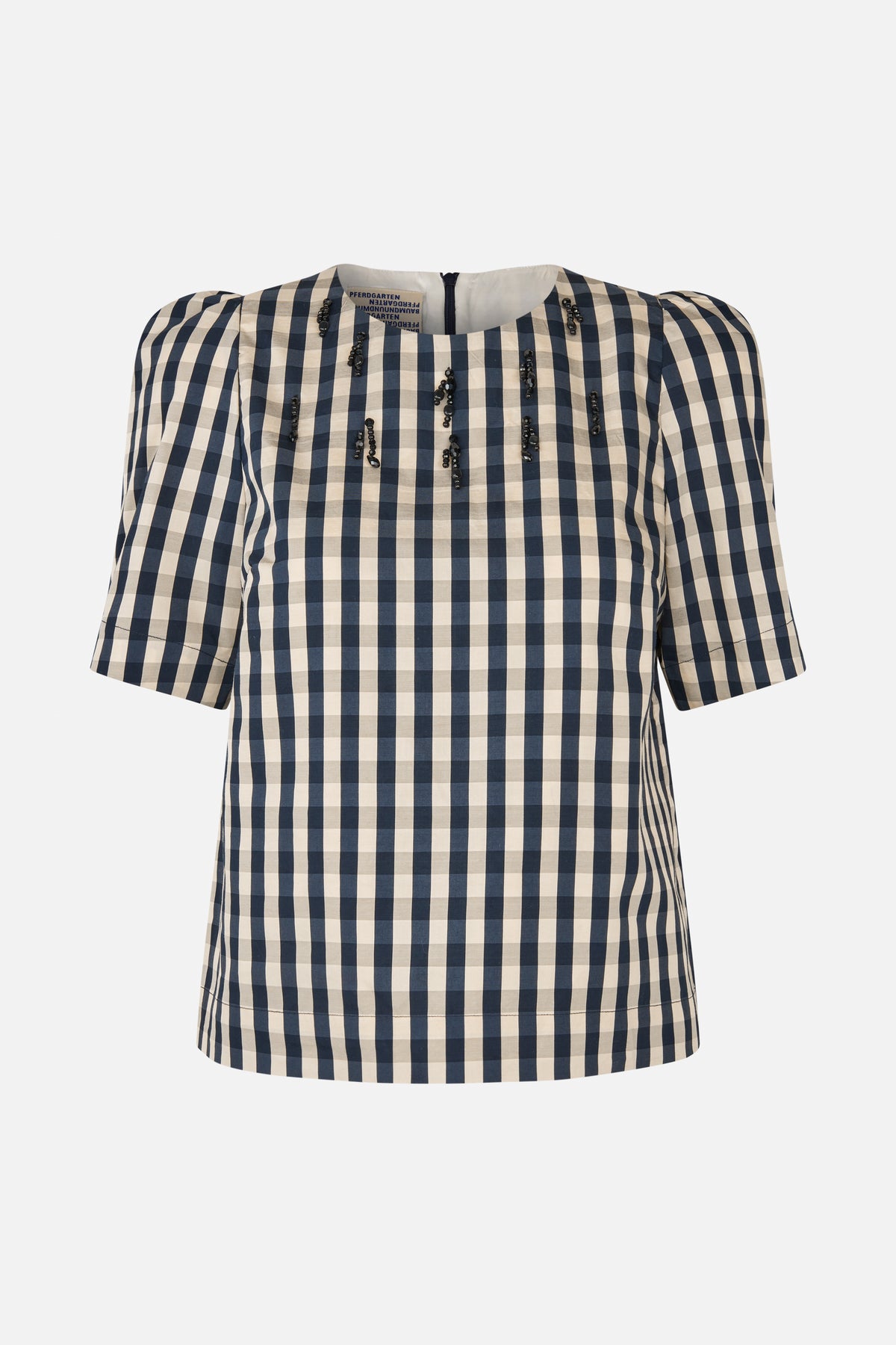 Vooraanzicht van een top met korte mouwen in een marineblauw en crèmekleurig ruitpatroon, met zwarte sierdetails over de borst.