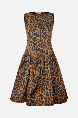 Vorderansicht eines ärmellosen, braunen Kleids mit schwarzem Animal-Print, tailliertem Schnitt und gerafftem, weitem Rock.