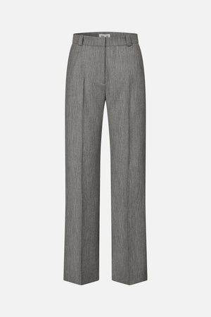 Vue de face d'un pantalon droit en tissu gris texturé, à taille plate, avec des passants de ceinture et des plis marqués.