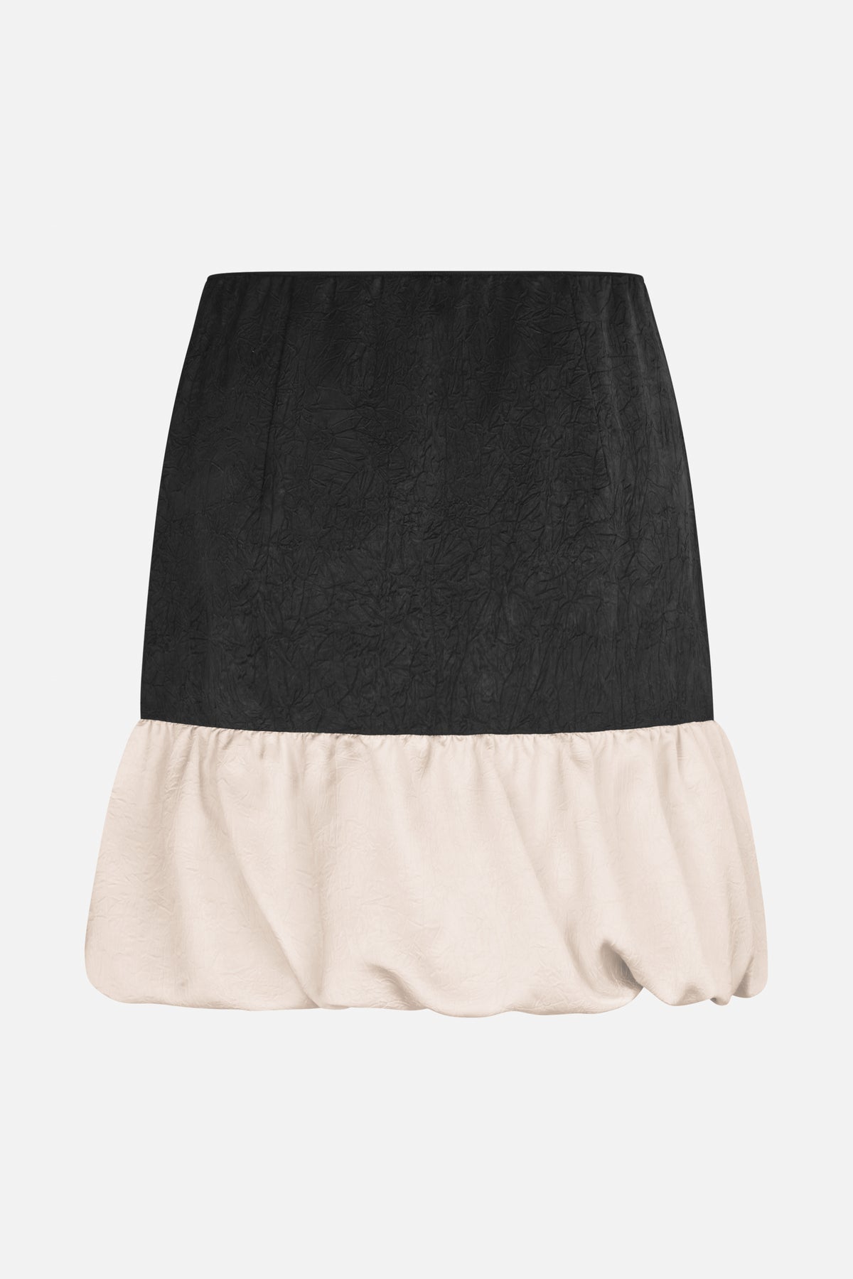 Vue de face d'une jupe bicolore avec le haut noir froissé et un ourlet boule ivoire froncé.