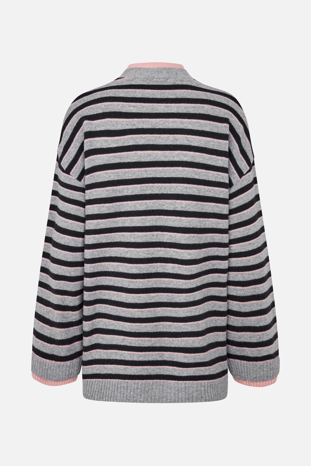 Rückansicht eines grauen Strickpullovers mit schwarzen und rosa Querstreifen, hohem Kragen, langen Ärmeln und gerippten Bündchen und Saum.