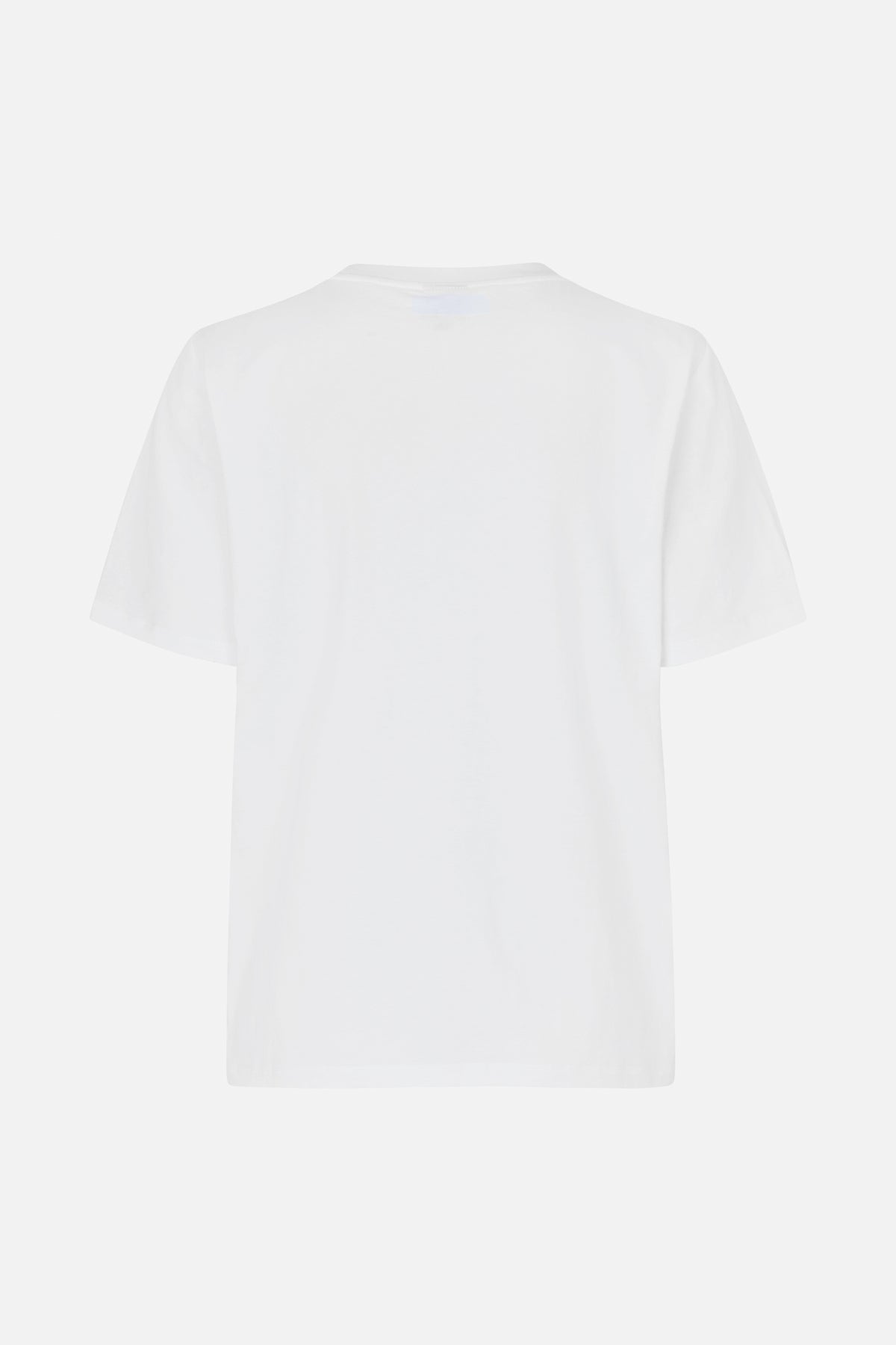 Achteraanzicht van een effen wit T-shirt met korte mouwen en ronde hals.