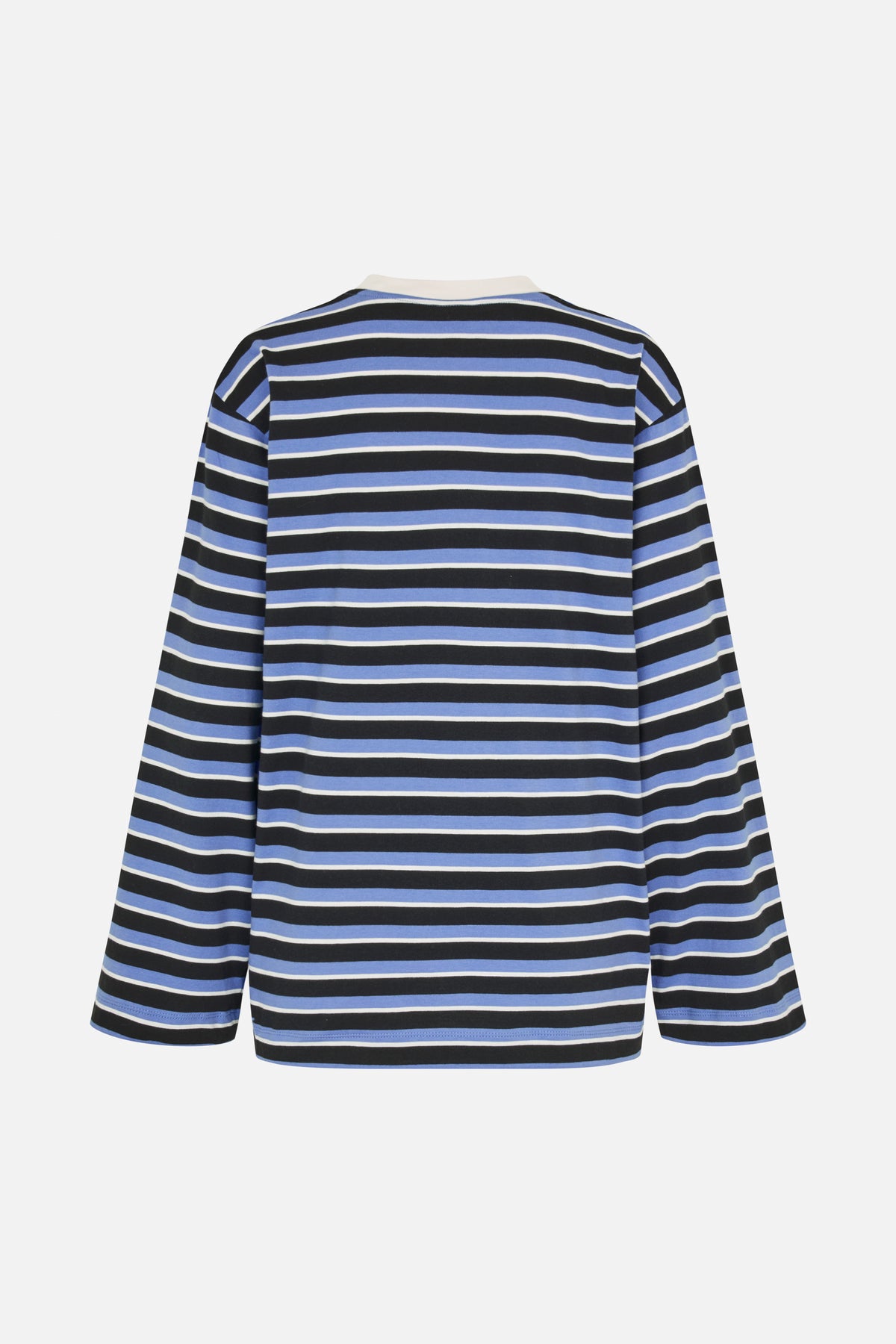 Achteraanzicht van een top met lange mouwen en horizontale strepen in zwart, periwinkleblauw en wit.