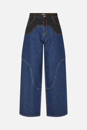 Vooraanzicht van een wijdvallende blauwe jeans met een zwart bovenpaneel, gebogen contrasterende naden en cognackleurige stiksels.