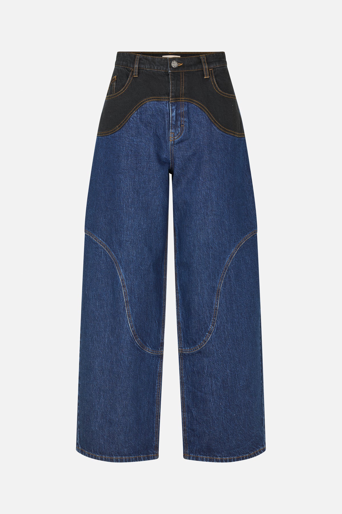 Vooraanzicht van een wijdvallende blauwe jeans met een zwart bovenpaneel, gebogen contrasterende naden en cognackleurige stiksels.