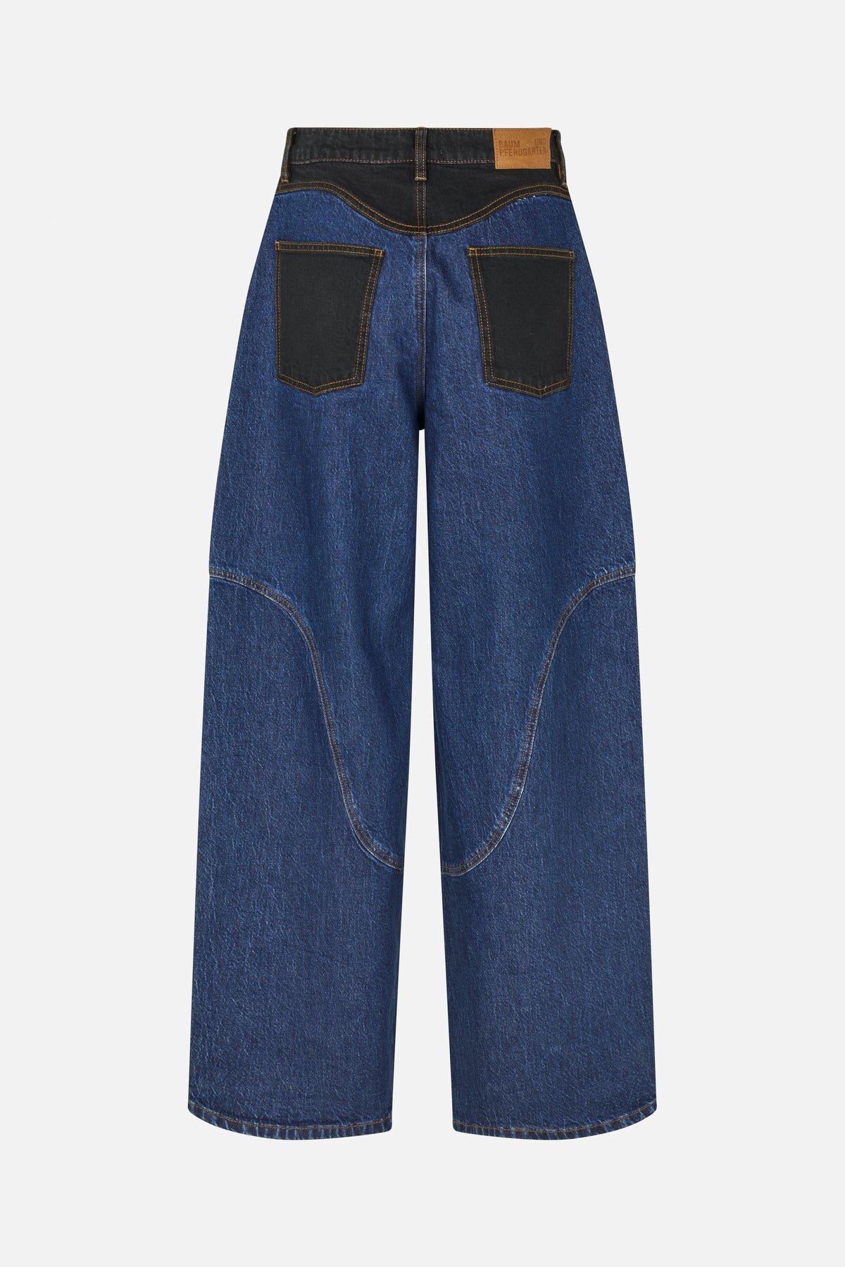 Achteraanzicht van wijd uitlopende blauwe jeans met zwarte denim-inzet, opgestikte achterzakken, contrasterende stiksels en gebogen knienaden.